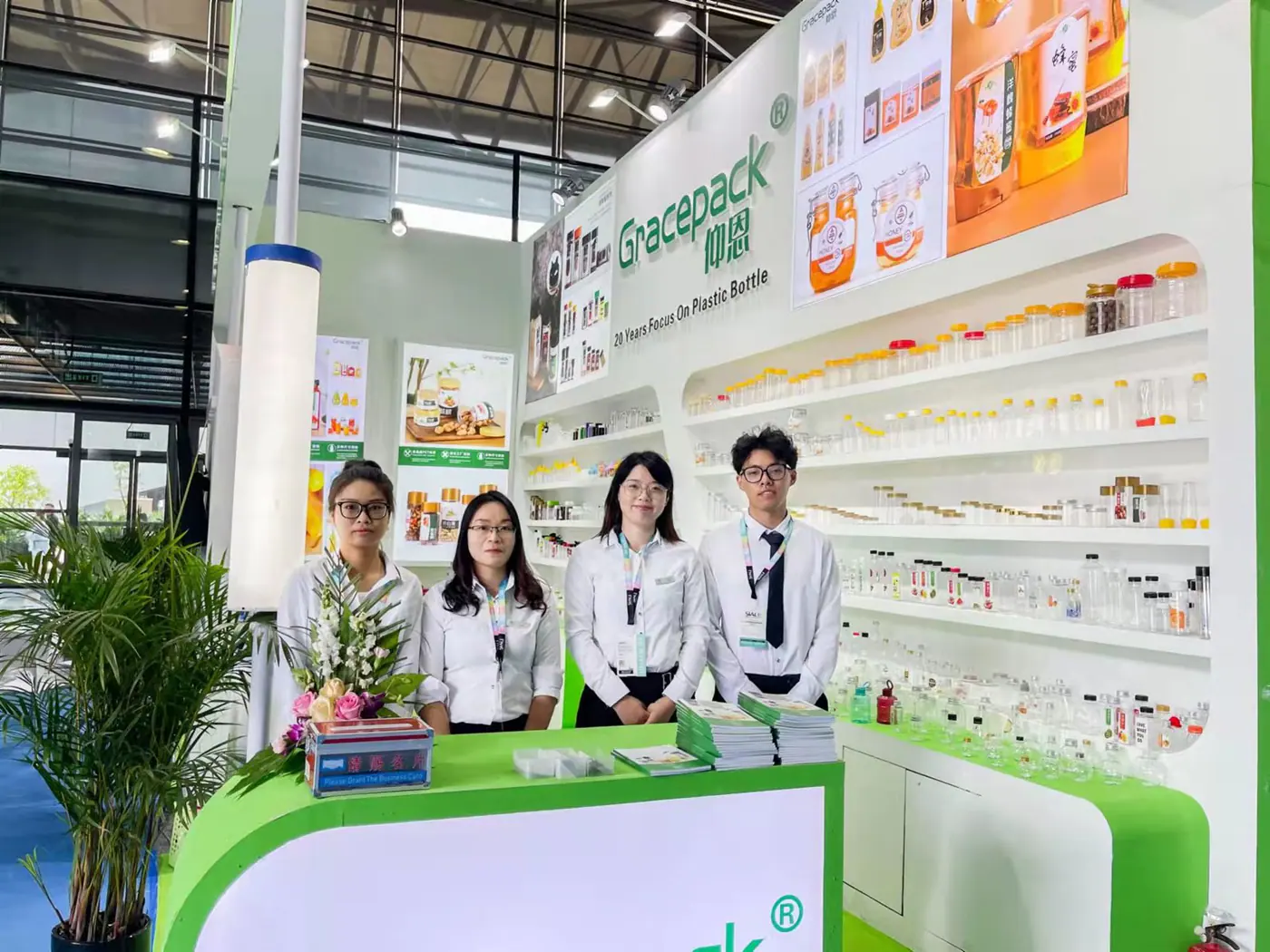 Équipe Gracepack présentant des bouteilles et pots alimentaires sur un salon professionnel en 2021