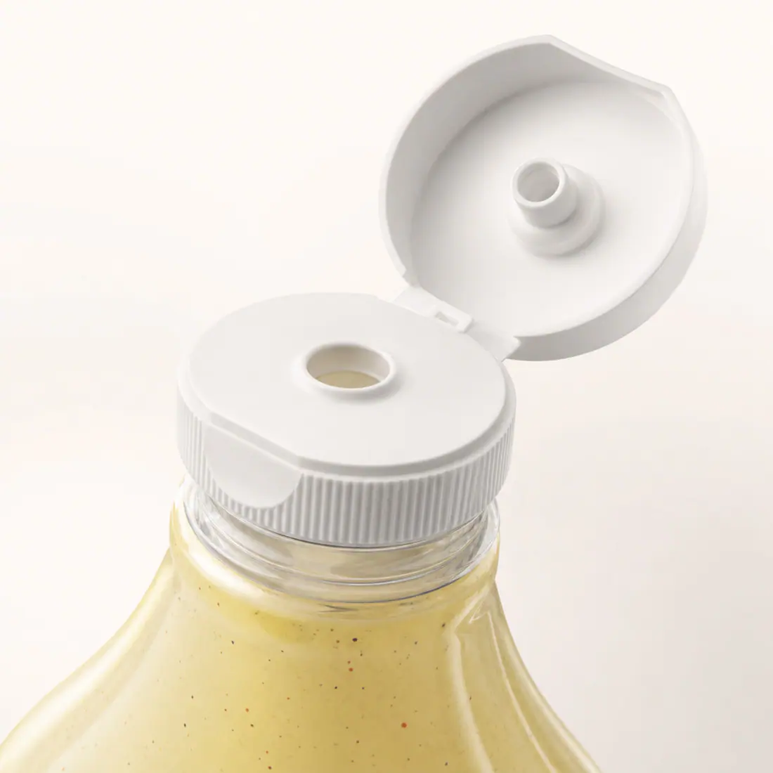 Flacons souples transparents pour sauces détail du bouchon et de l'étanchéité