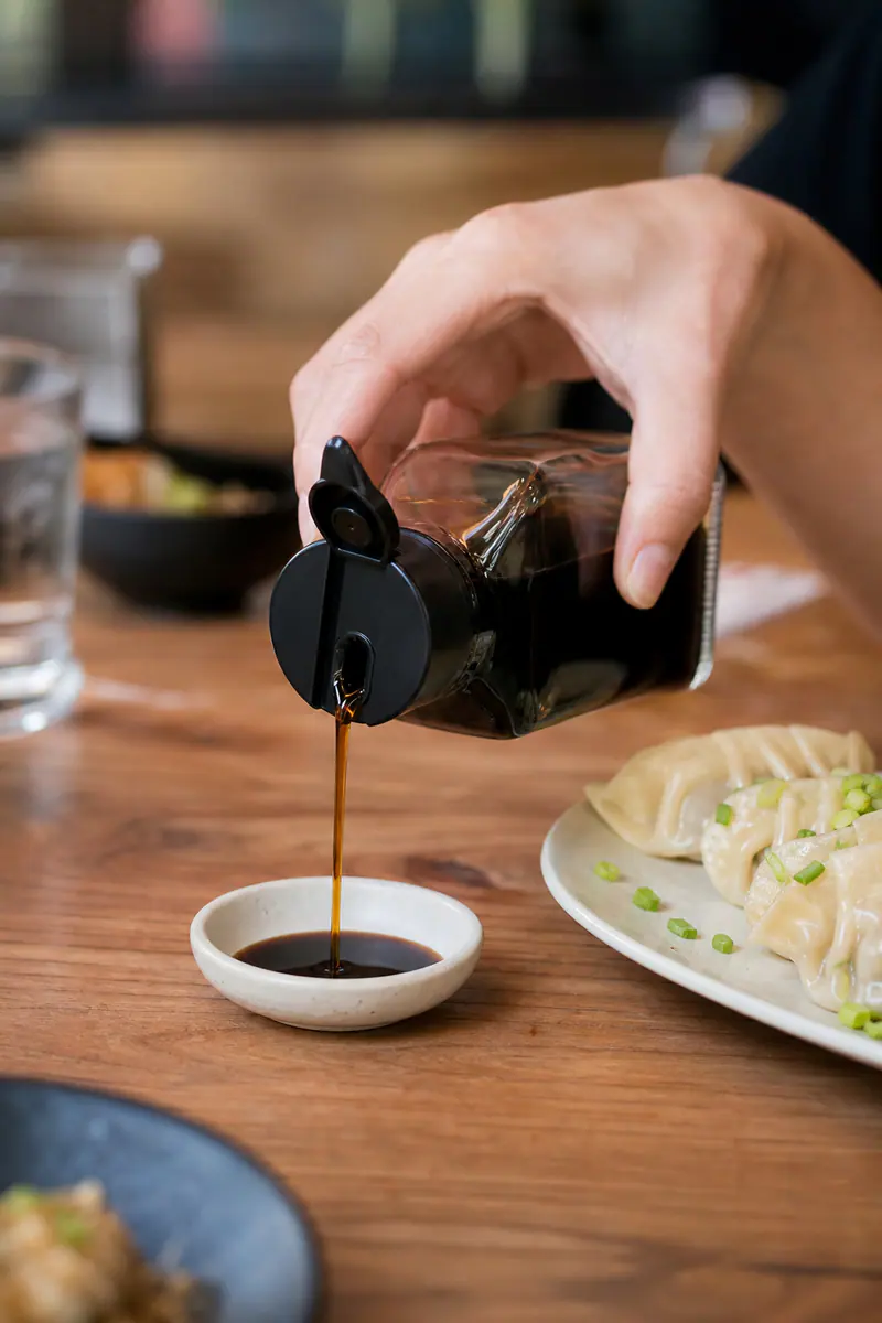 Bouteilles de sauce soja avec verseur doseur – utilisation pour le conditionnement alimentaire