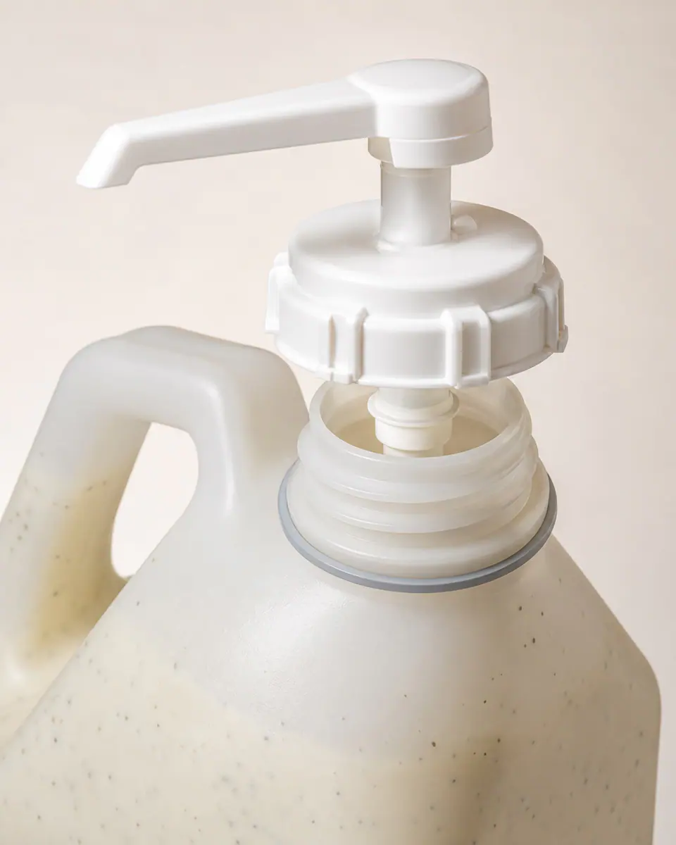 Contenants pour vinaigrettes destinés à la restauration détail du bouchon et de l'étanchéité