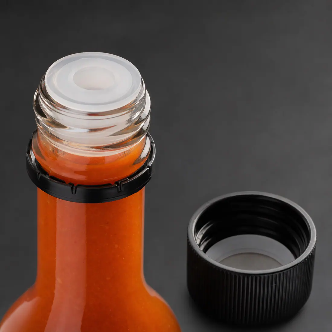 Bouteilles Woozy en verre pour sauce piquante détail du bouchon et de l'étanchéité