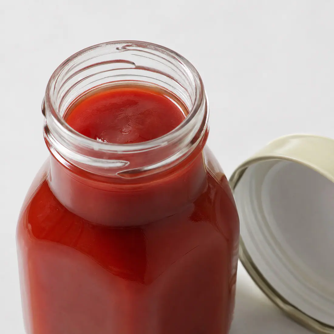 Bouteilles en verre pour ketchup et sauce tomate détail du bouchon et de l'étanchéité