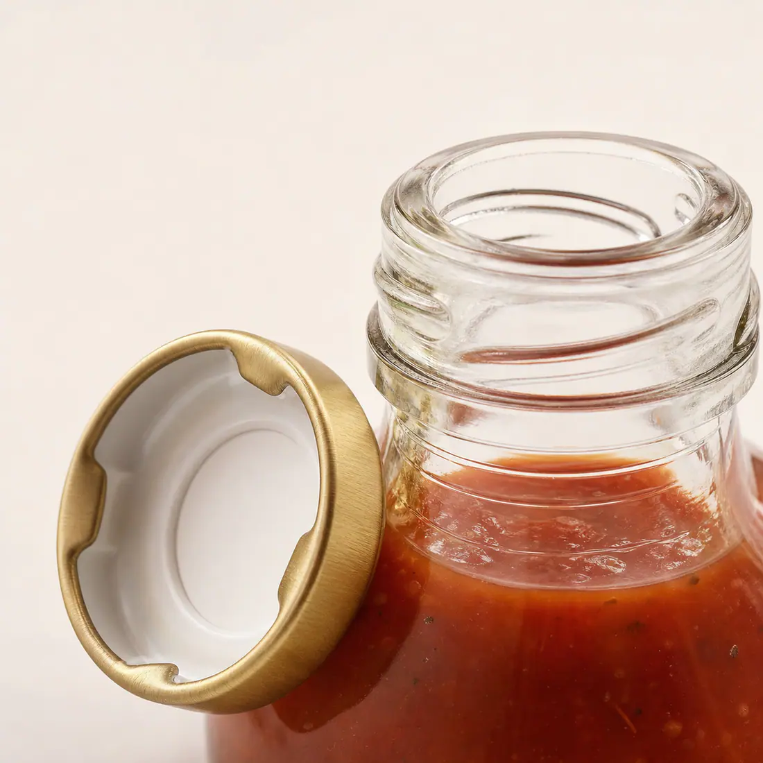 Bouteilles en verre pour sauces avec capsule métallique détail du bouchon et de l'étanchéité