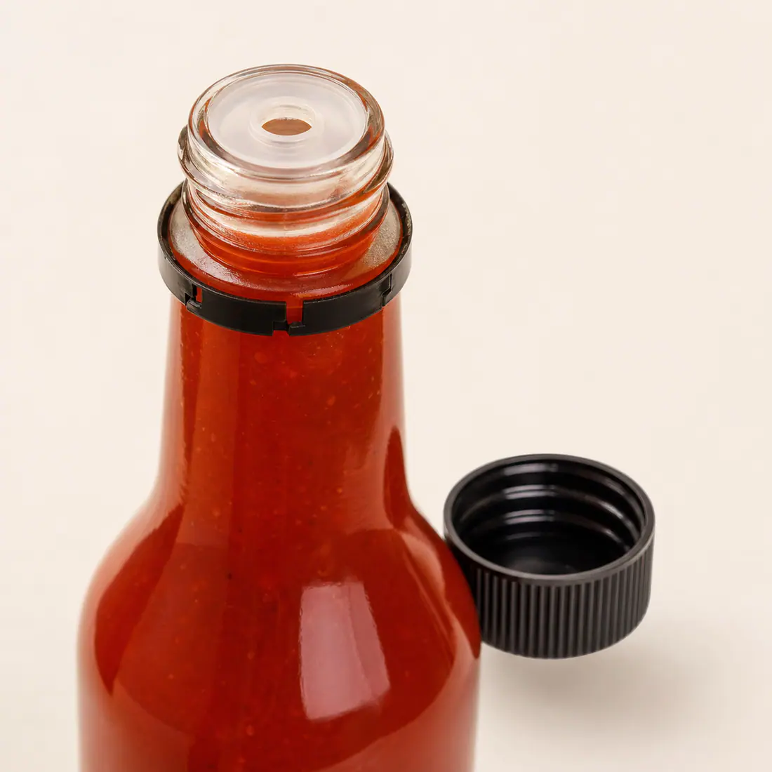 Bouteilles woozy en verre pour sauces détail du bouchon et de l'étanchéité