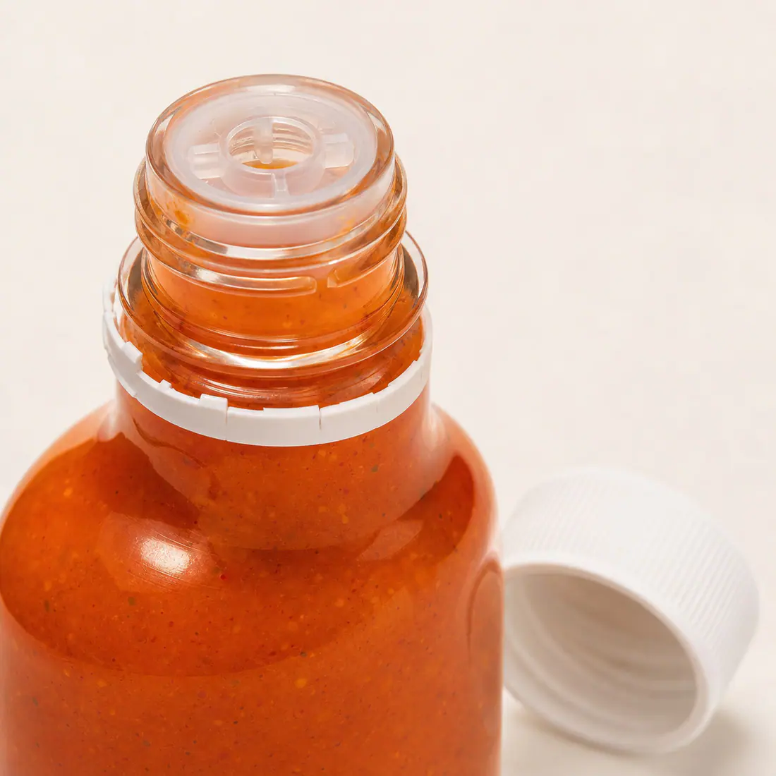 Bouteilles woozy pour sauce piquante détail du bouchon et de l'étanchéité
