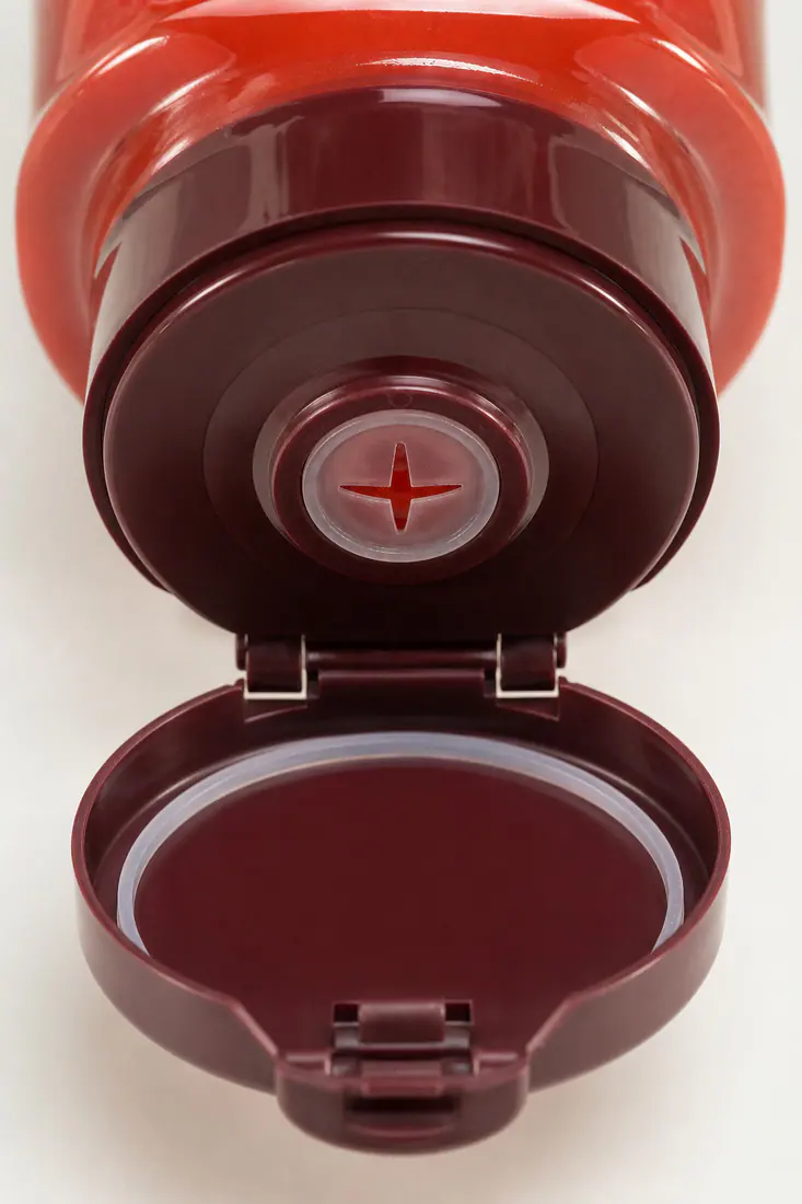 Bouteille inversée pour ketchup détail du bouchon et de l'étanchéité