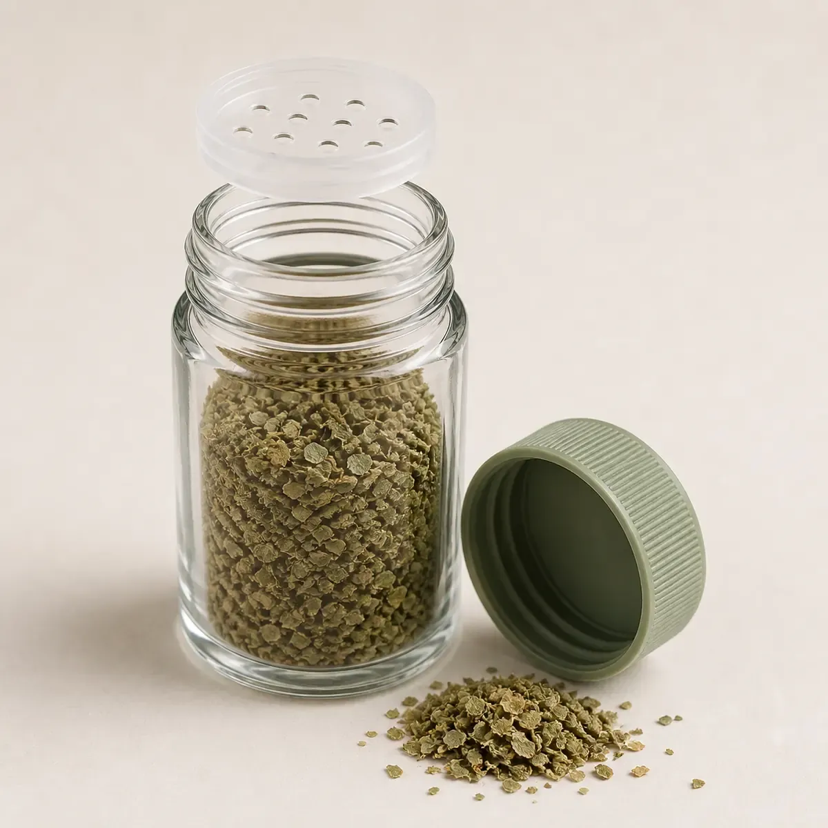 Saupoudreuse en verre à gros trous pour herbes détail du bouchon et de l'étanchéité