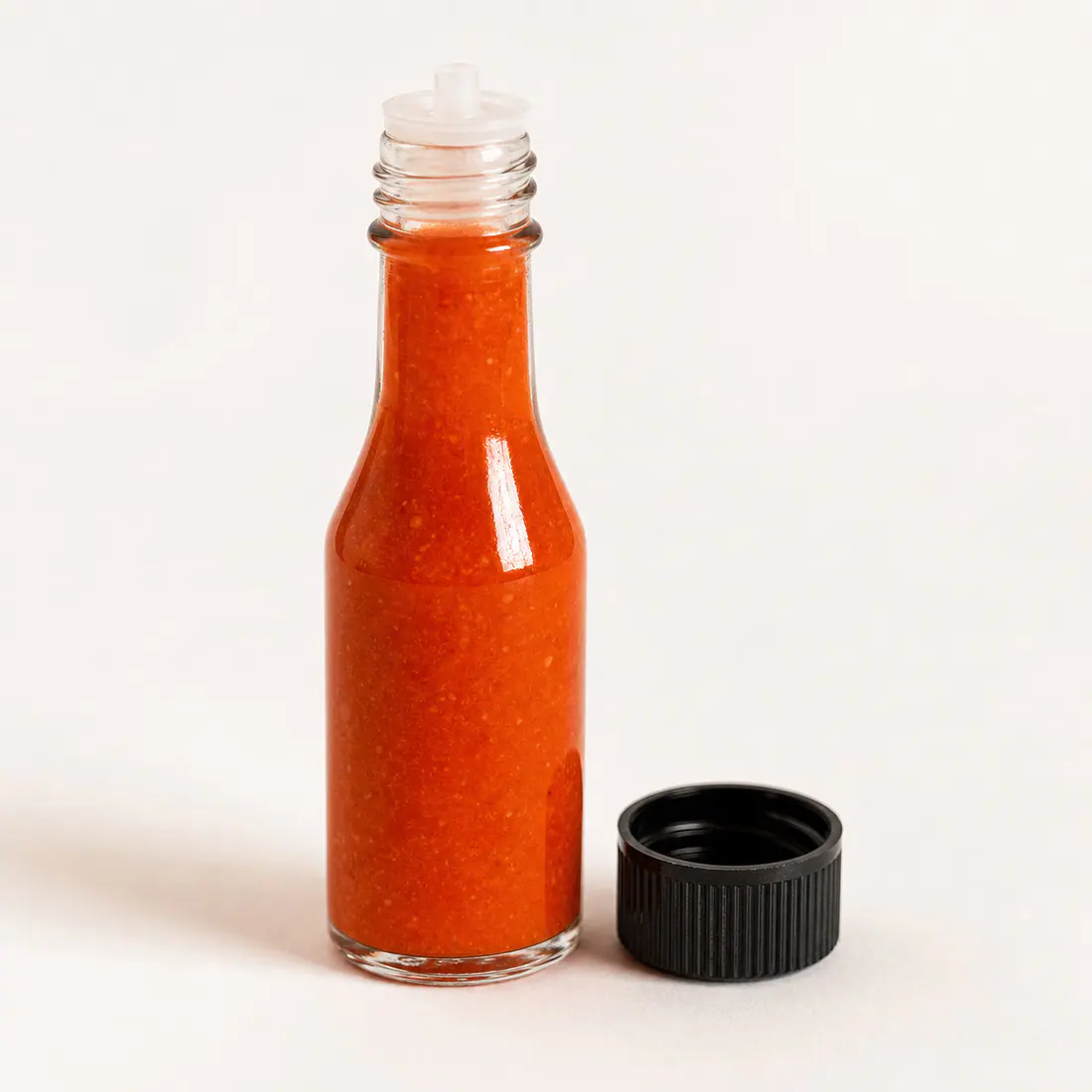 Mini-bouteilles pour sauce piquante en gros détail du bouchon et de l'étanchéité