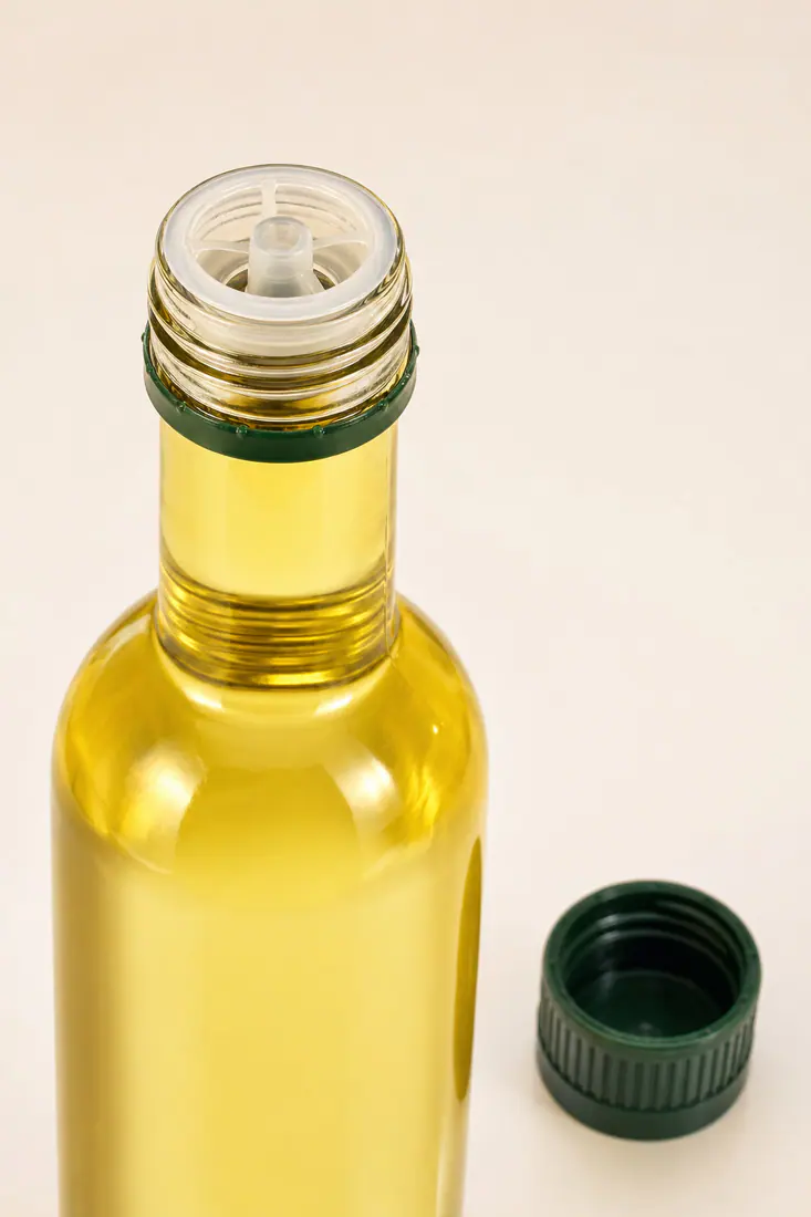 Bouteilles pour huile, vinaigre et condiments liquides détail du bouchon et de l'étanchéité
