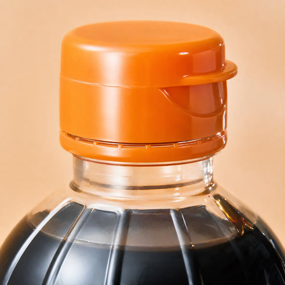 Bouteilles de sauce soja avec témoin d'ouverture détail du bouchon et de l'étanchéité