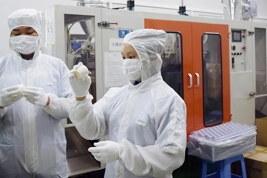 Contrôle qualité de bouteilles plastique chez Gracepack