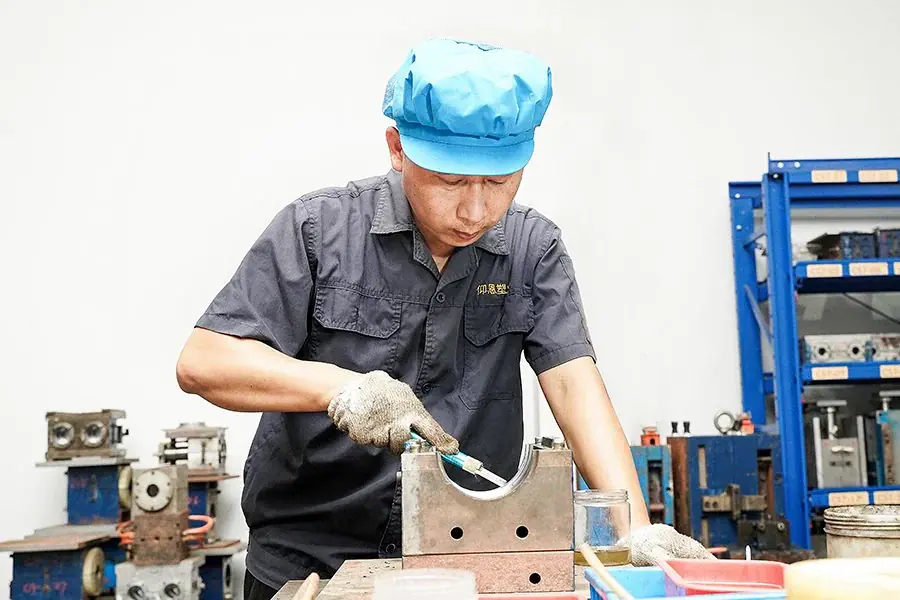 Technicien Gracepack travaillant sur un moule de bouteille
