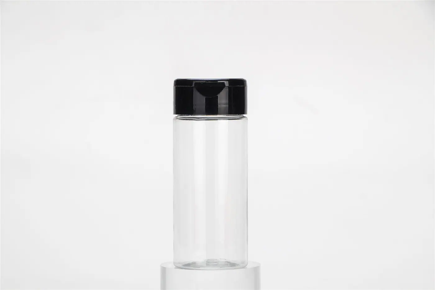 Bouteilles pour condiments avec bouchons en situation d'utilisation